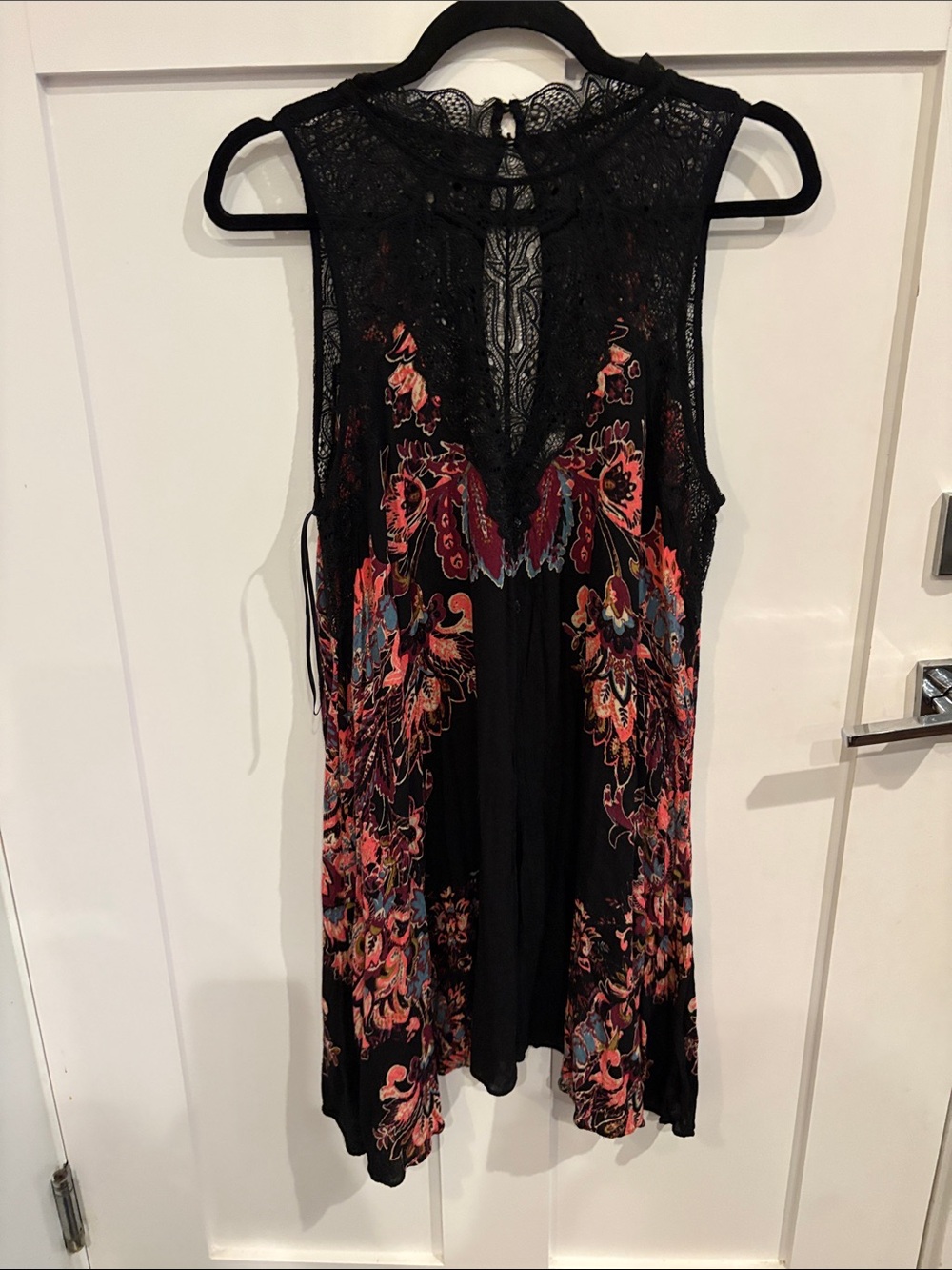 Black Lace-Trim Floral Sleeveless Tunic Top